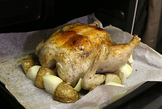 さくらどり丸鶏でローストチキン　オーブンから取り出す