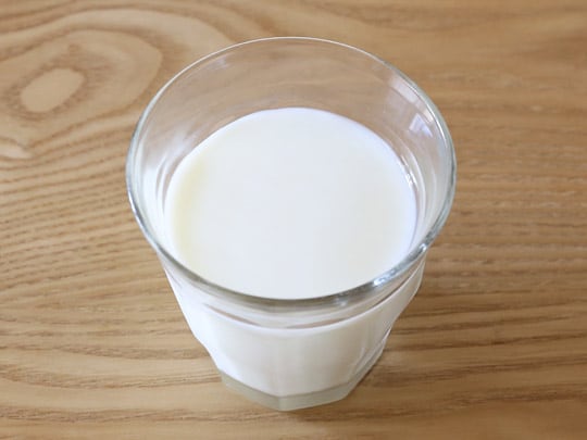 ATHENA　北海道サロベツプレミアム低脂肪牛乳　グラスに注いだ