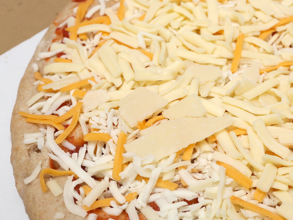 6色チーズピザホールウィート　アップ（グラナパダーノチーズ）