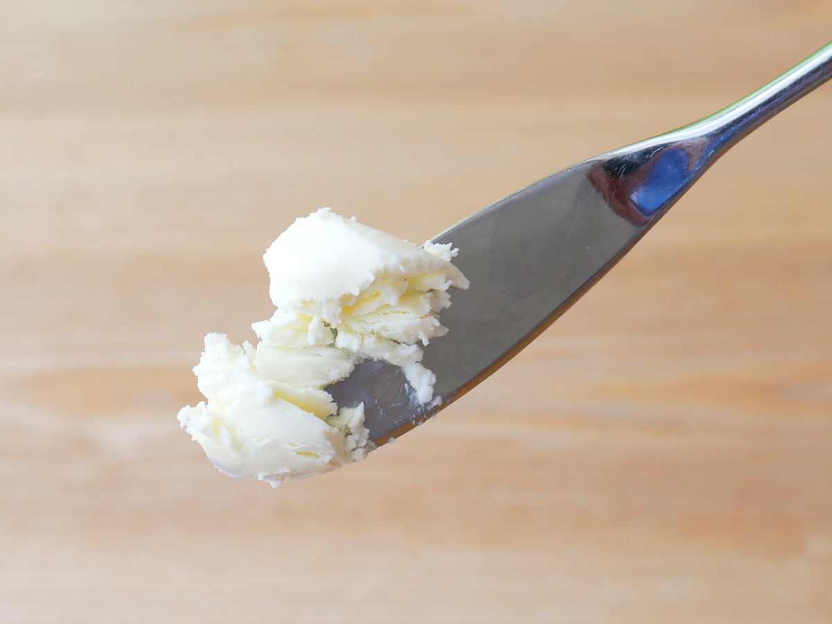 雪印　北海道ポーションホイップバター　バターナイフで削った様子（硬い）