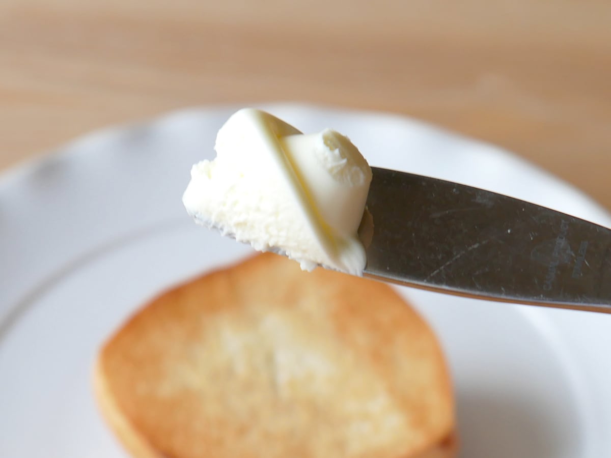 雪印　北海道ポーションホイップバター　バターナイフで削った様子（柔らかい）