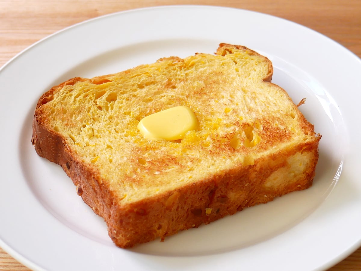 北海道コーンブレッド　トーストしてバター