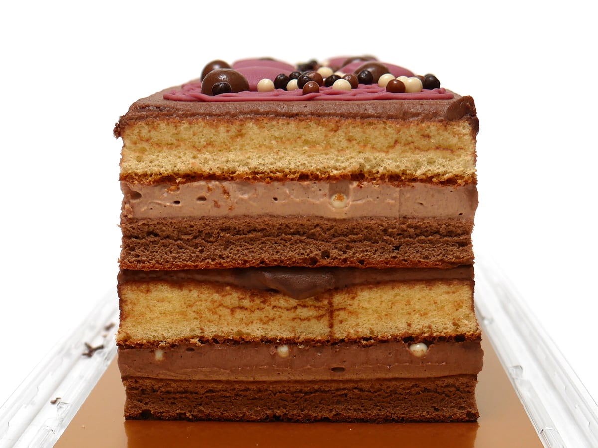 4種のチョコレートケーキ　横から