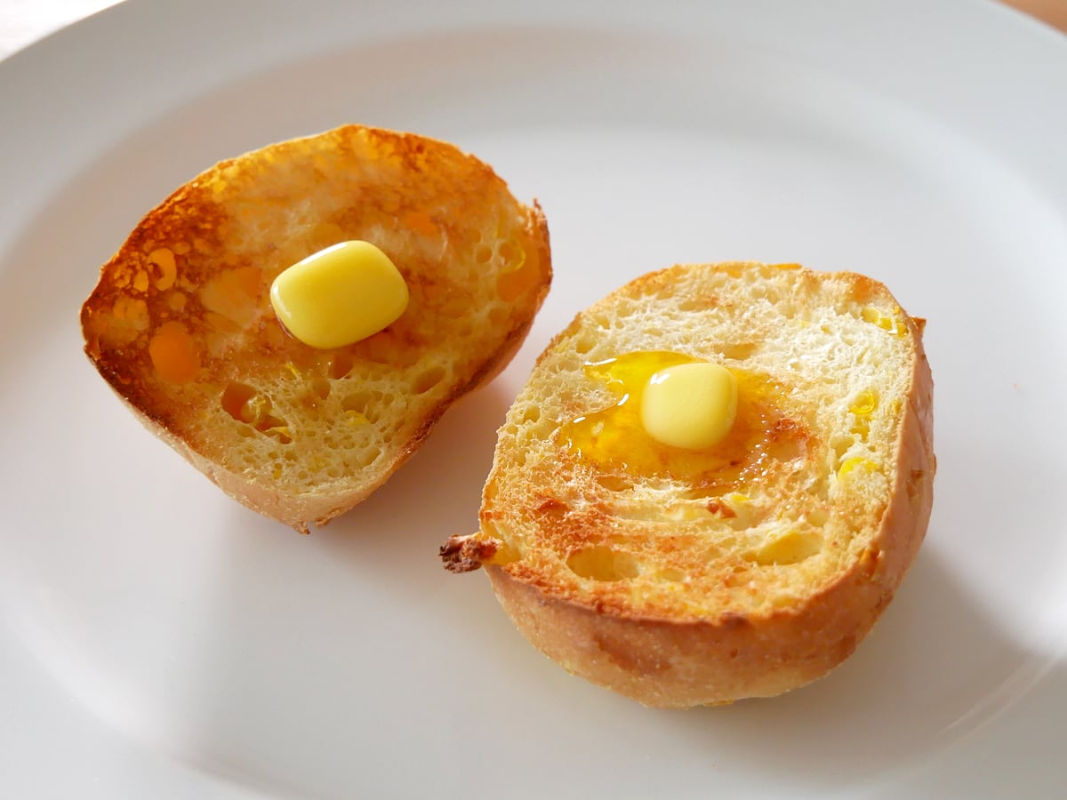 北海道コーンブレッドロール　トーストしてバター