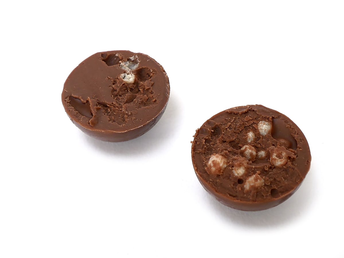 シルバークレーン　クマ缶　ミルクチョコレートトリュフ　チョコレートの中身（カット断面）