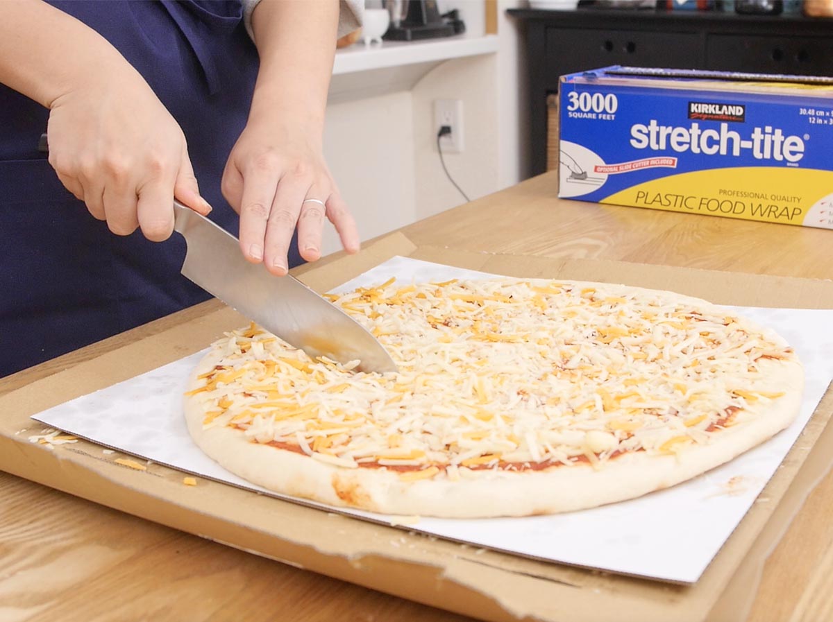 コストコの巨大丸型ピザの切り分け方と保存方法