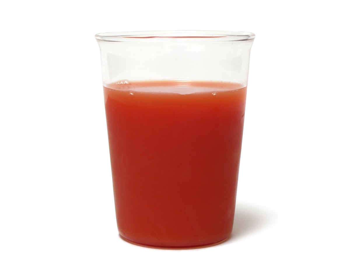 オランフリーゼル　ブラッドオレンジジュース　グラスに注いだ（横から）