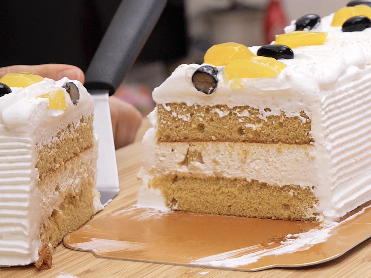 クイジナート　電動ナイフ　CEK-30J　黒糖きな粉バーケーキをカット（ケーキの断面）