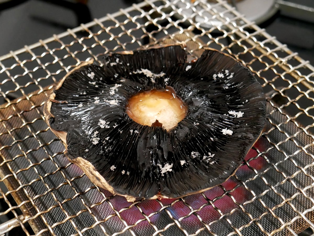 コストコの巨大マッシュルーム　オーガニックポータベラマッシュルーム　焼き網調理（焼き上がり）