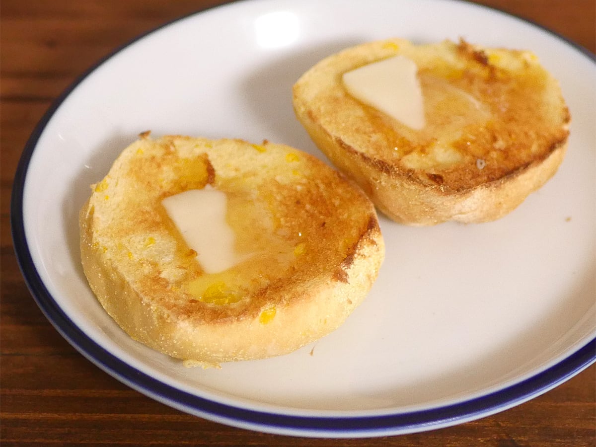 北海道コーンブレッドロール　バターをのせてトースターで焼いた