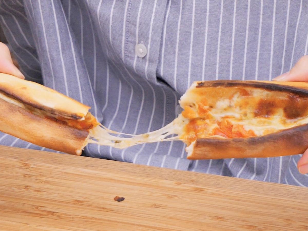 コストコ　地中海フラットブレッド（トルコピザ） マルゲリータ　オーブントースターで焼いた（割ってチーズが伸びる様子）