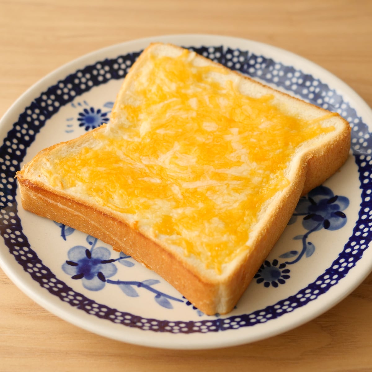 カークランドシグネチャー　メキシカンスタイルブレンドチーズ　使用例：トースト（マーブル模様のチーズ）