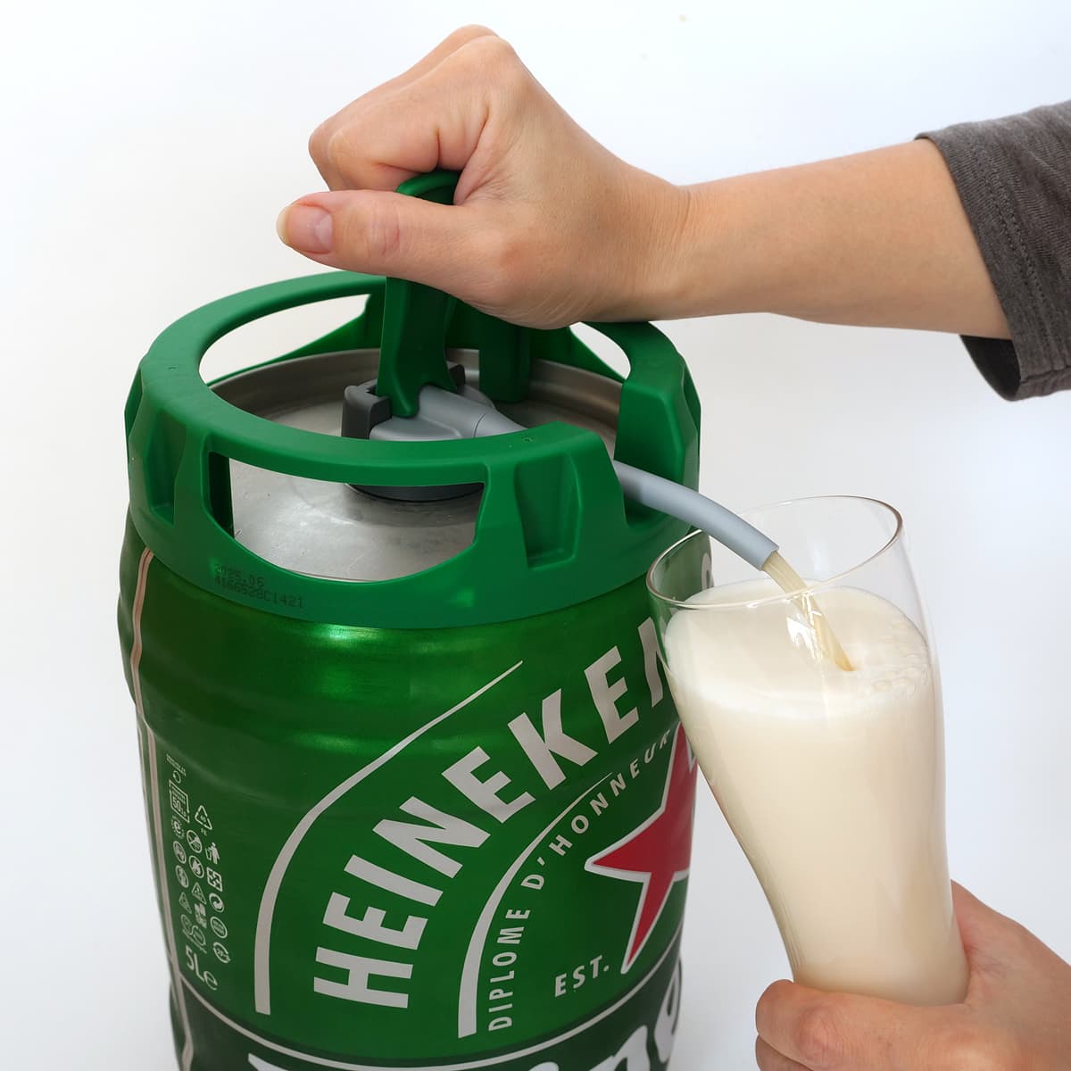 ハイネケン　ケグ　5L　ビールを注いでいる様子（泡ばかり）