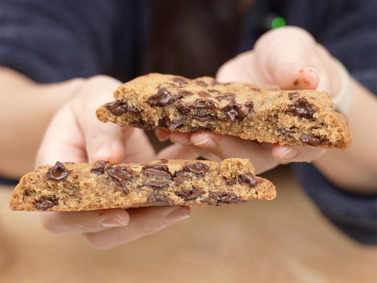 フードコート　ダブルチョコチャンククッキー　断面