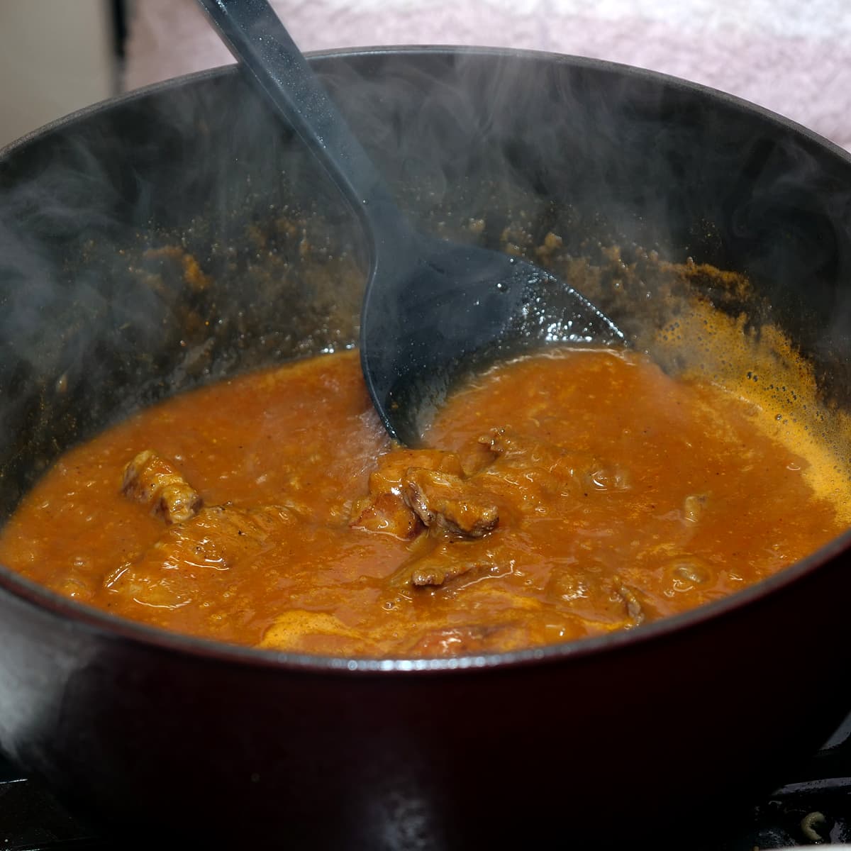 印度の味　濃縮カレーペースト　中辛　カレーを作っている様子