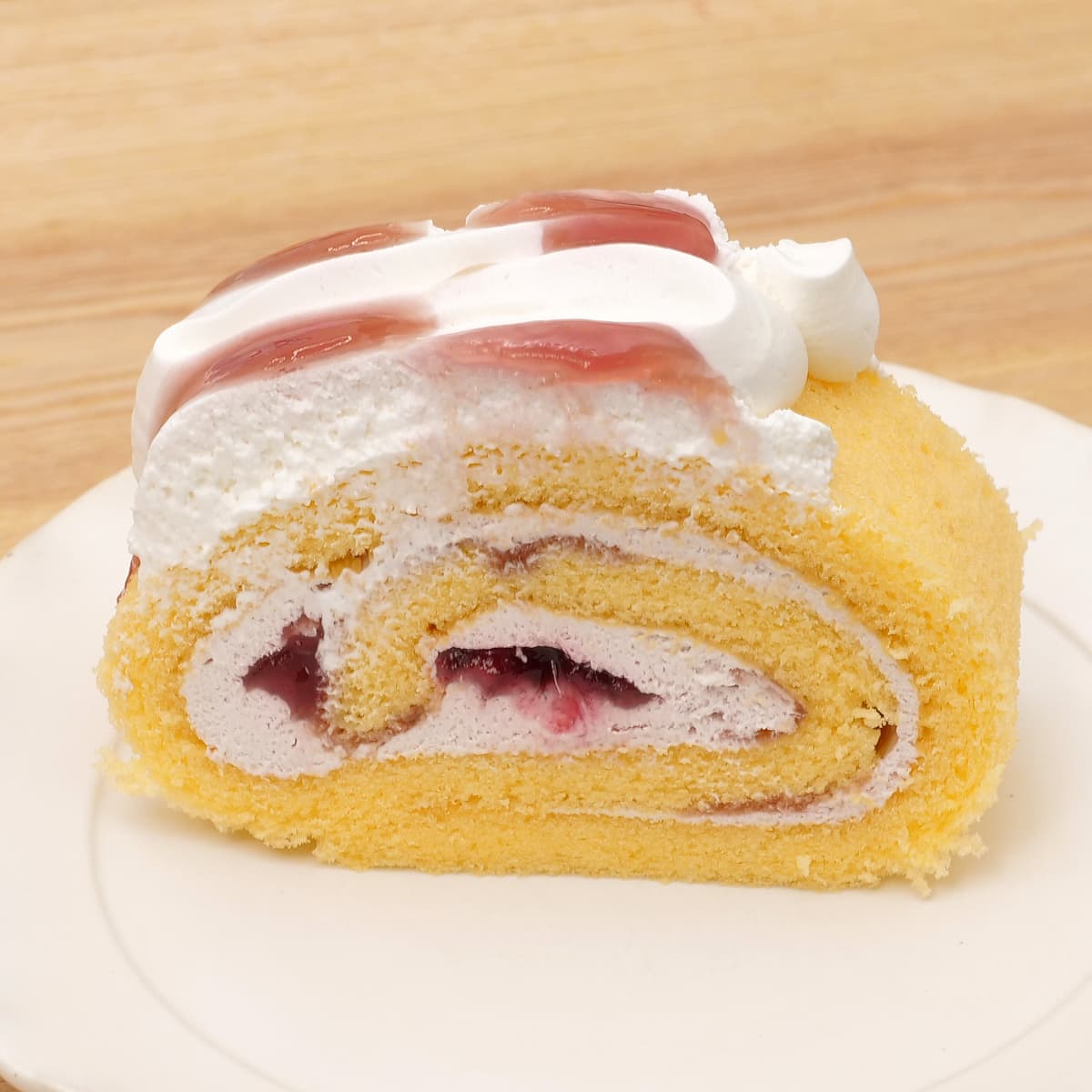 チェリーロールケーキ　お皿に盛り付け