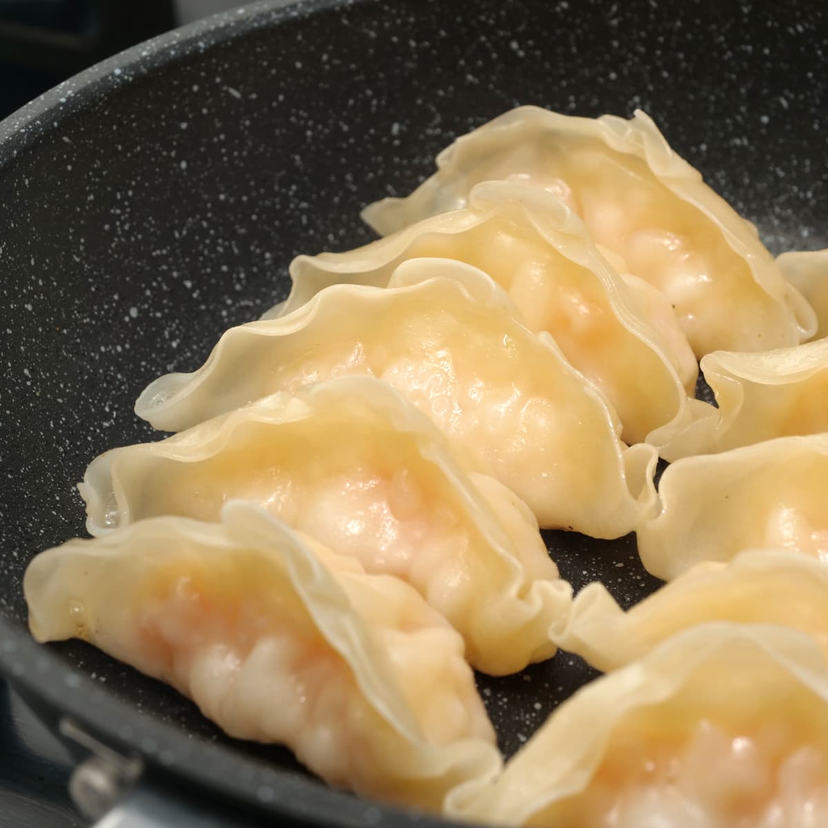 餃子計画　えび餃子　36個入り　焼いている様子