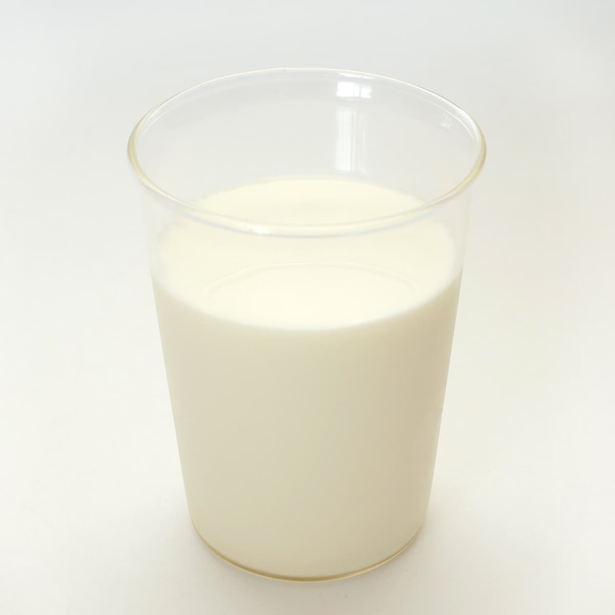 北海道プレミアムA2ミルク　1000ml×2本　グラスに注いだ