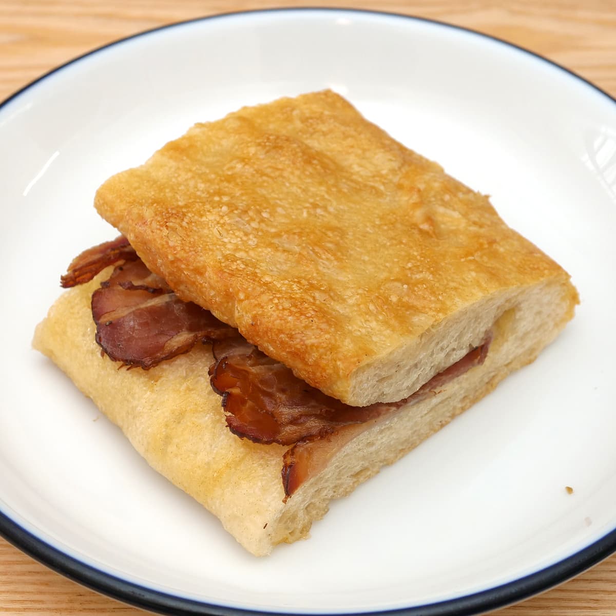 ベーコンバトン　カットしてトースト