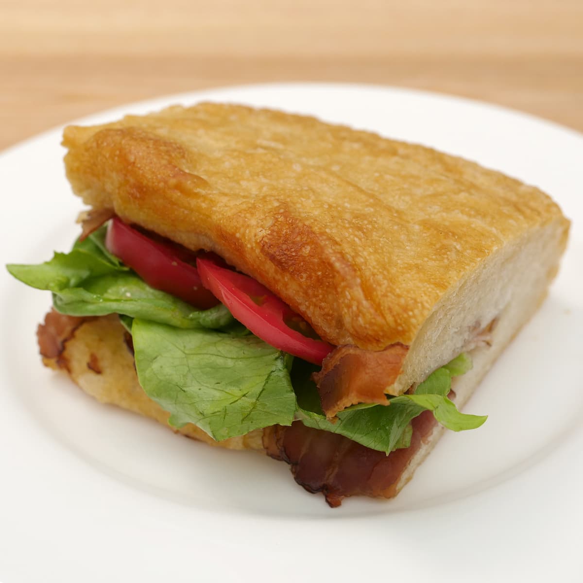 ベーコンバトン　トマトとレタスを挟んでBLT