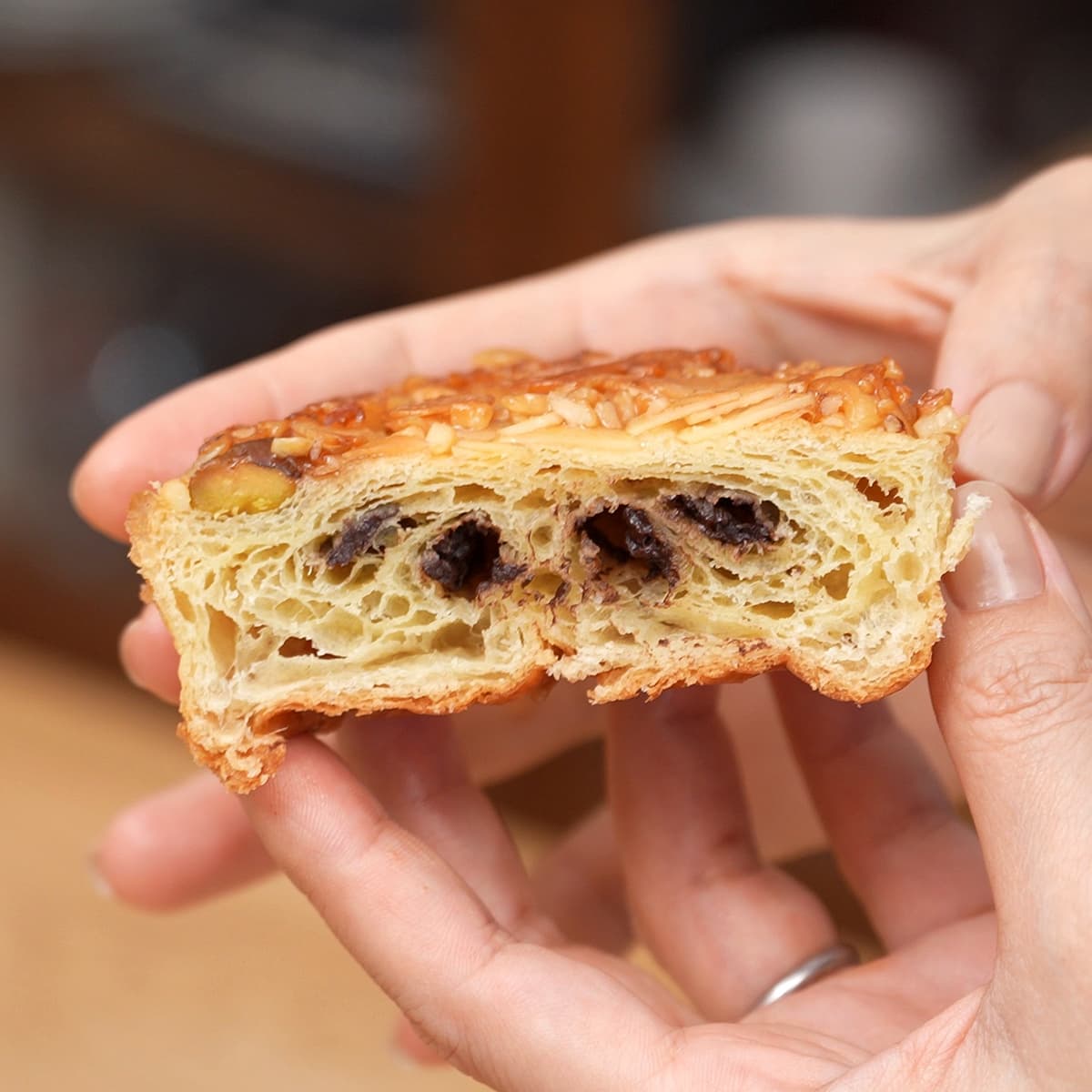 ミックスナッツショコラデニッシュ　カット断面