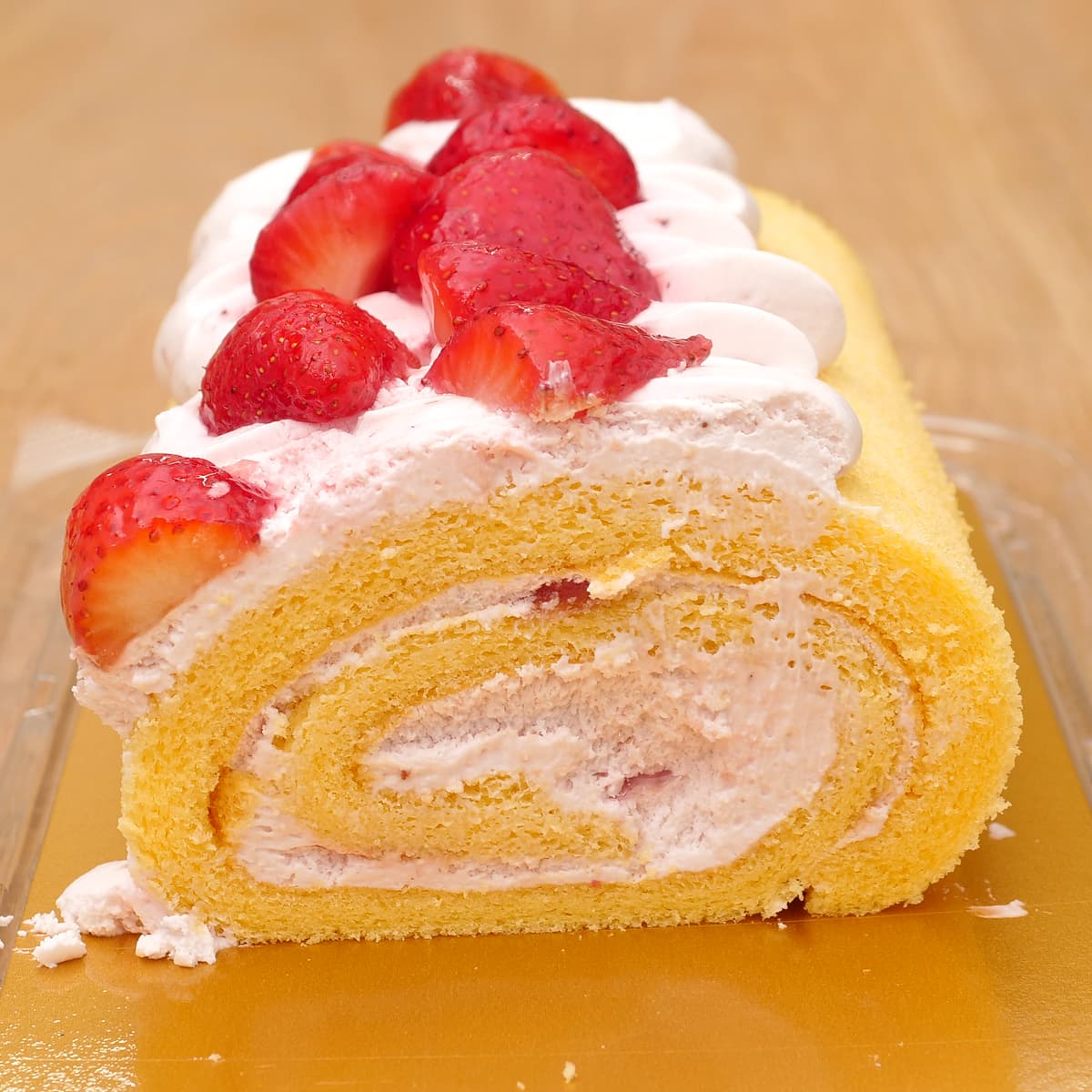 ストロベリーロールケーキ　カット断面