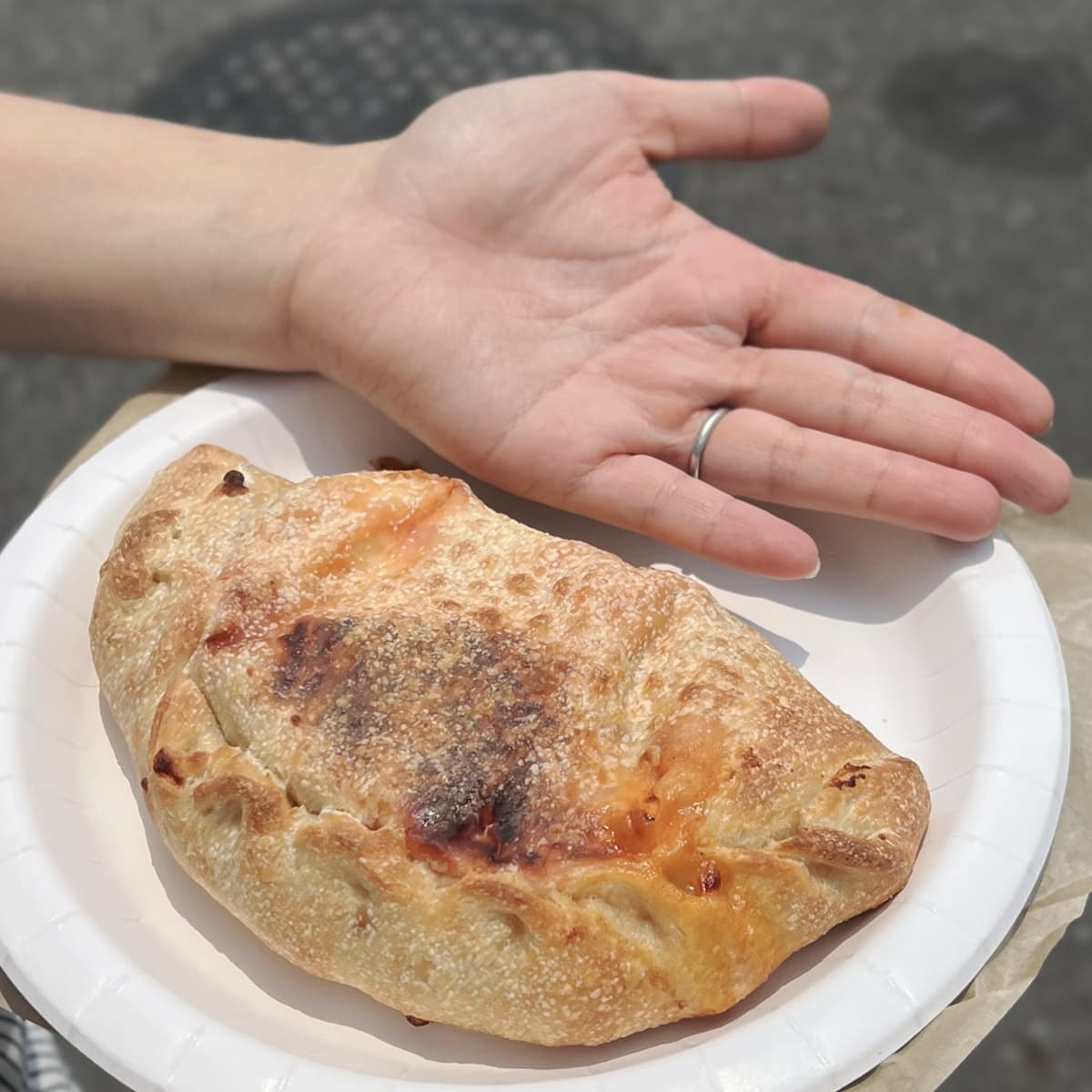 フードコート　チキンカルツォーネ　手のひらでサイズ比較