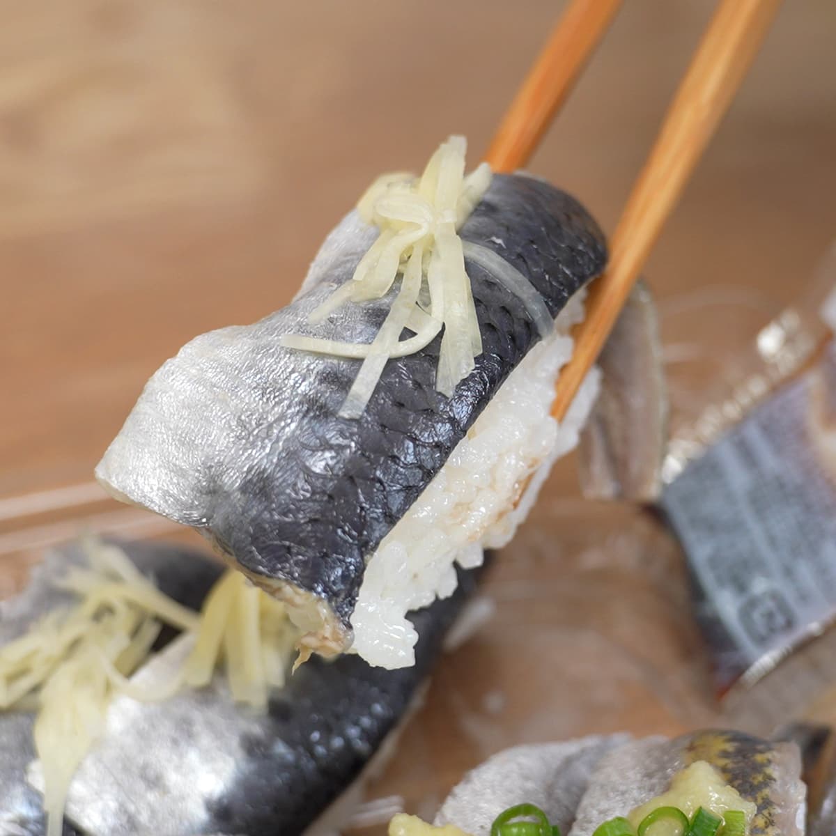 いわし握り寿司　18貫　お箸で持ち上げた