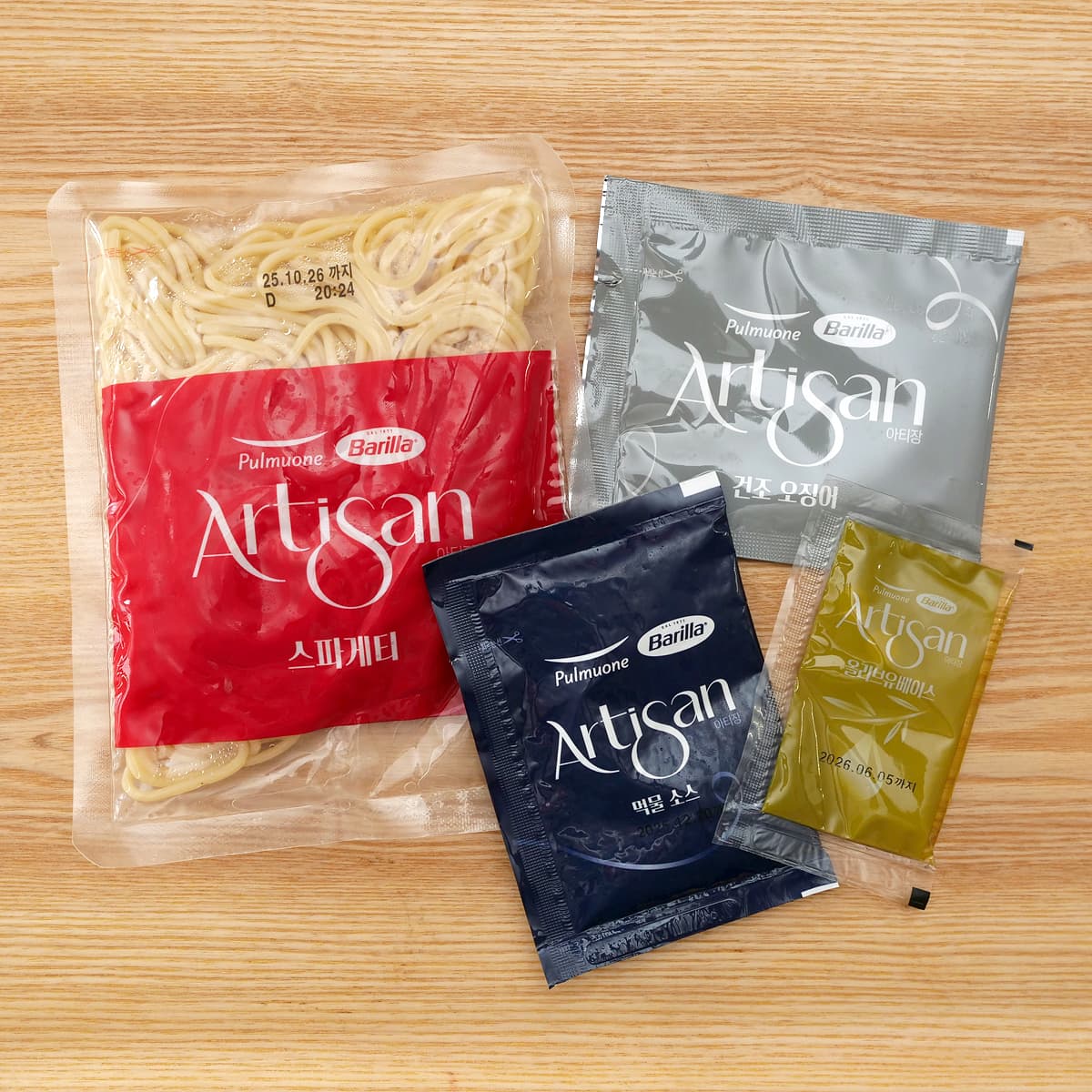 アルチザン　イカスミオイルパスタ　4人前　開封中身（生麺、イカスミソース、かやく、調味油）