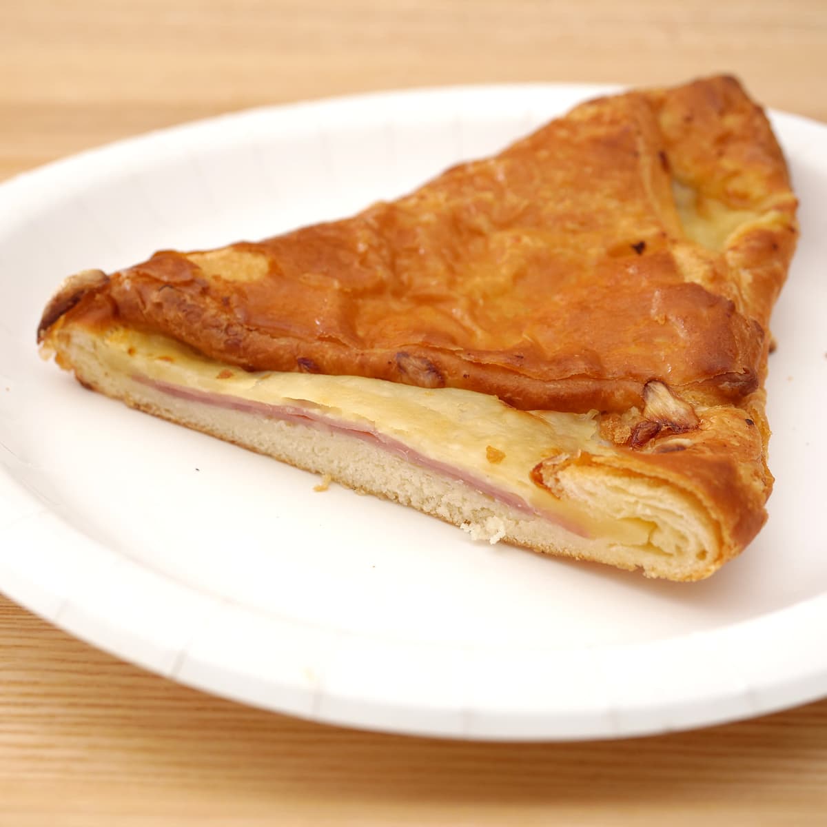 フードコート　クロワッサンハム＆チーズ　カット断面