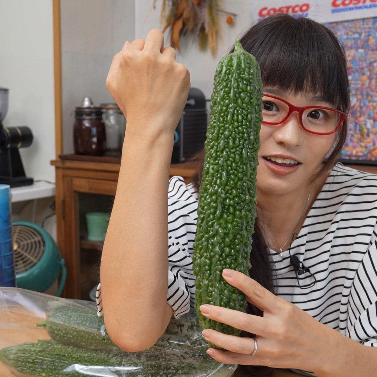 コストコのゴーヤー　腕と同じくらいのサイズ