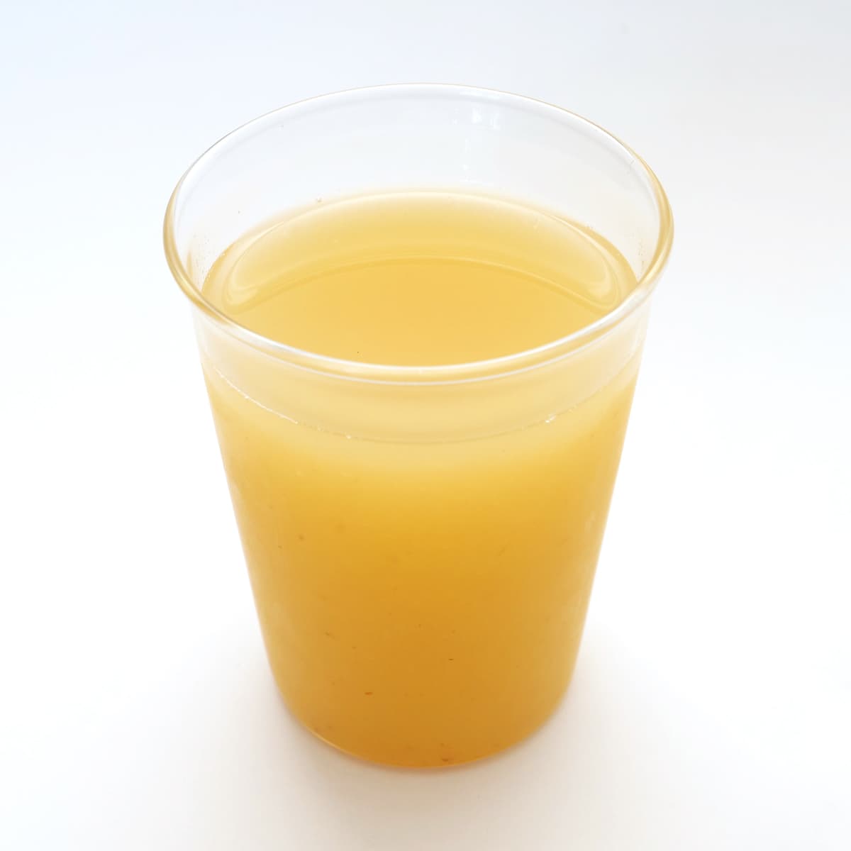 エンヴィーアップル＆ペアージュース　1.5L×2本　グラスに注いだ