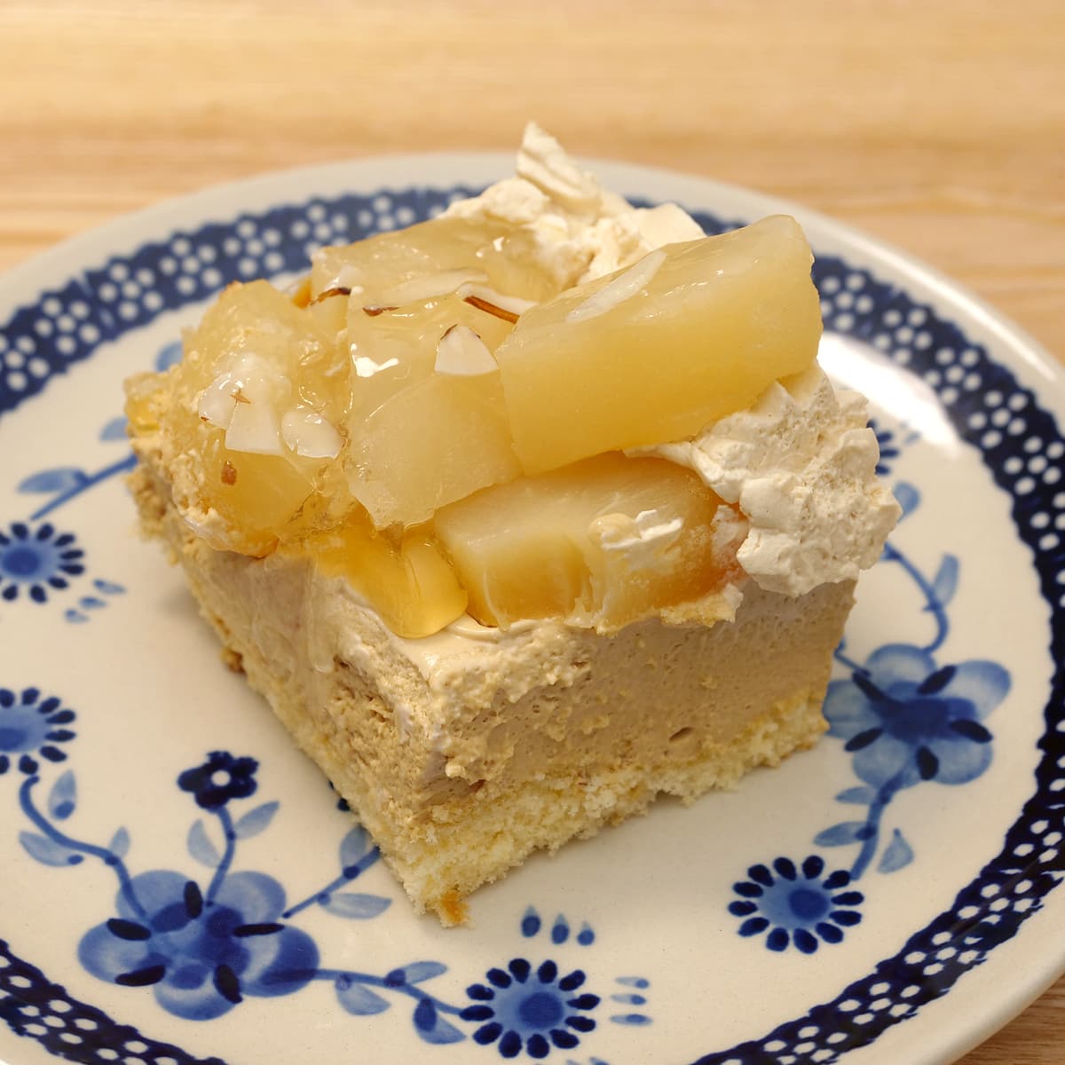 キャラメル＆洋梨のスコップケーキ　取り分けて盛り付け