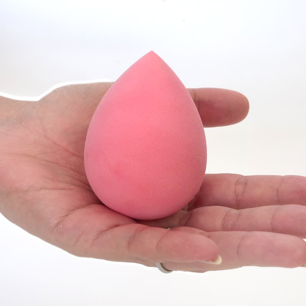 thinkspaceBEAUTY　ビューティースポンジ　手に取った様子