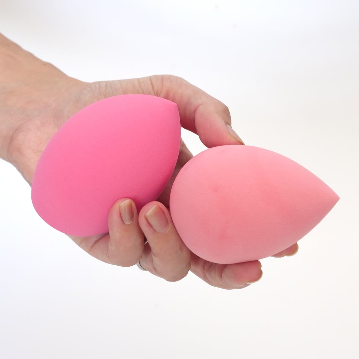 thinkspaceBEAUTY　ビューティースポンジ XLサイズと一緒に手に持った