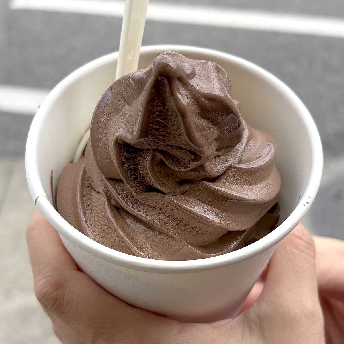 フードコート　チョコレートソフトクリーム　アップ