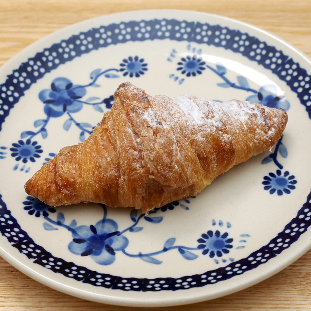 ミニカスタードクリームクロワッサン　お皿に盛り付け