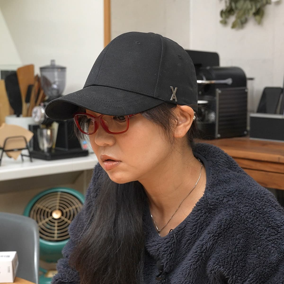 VARZAR Stud logo over fit ball cap キャップを被った