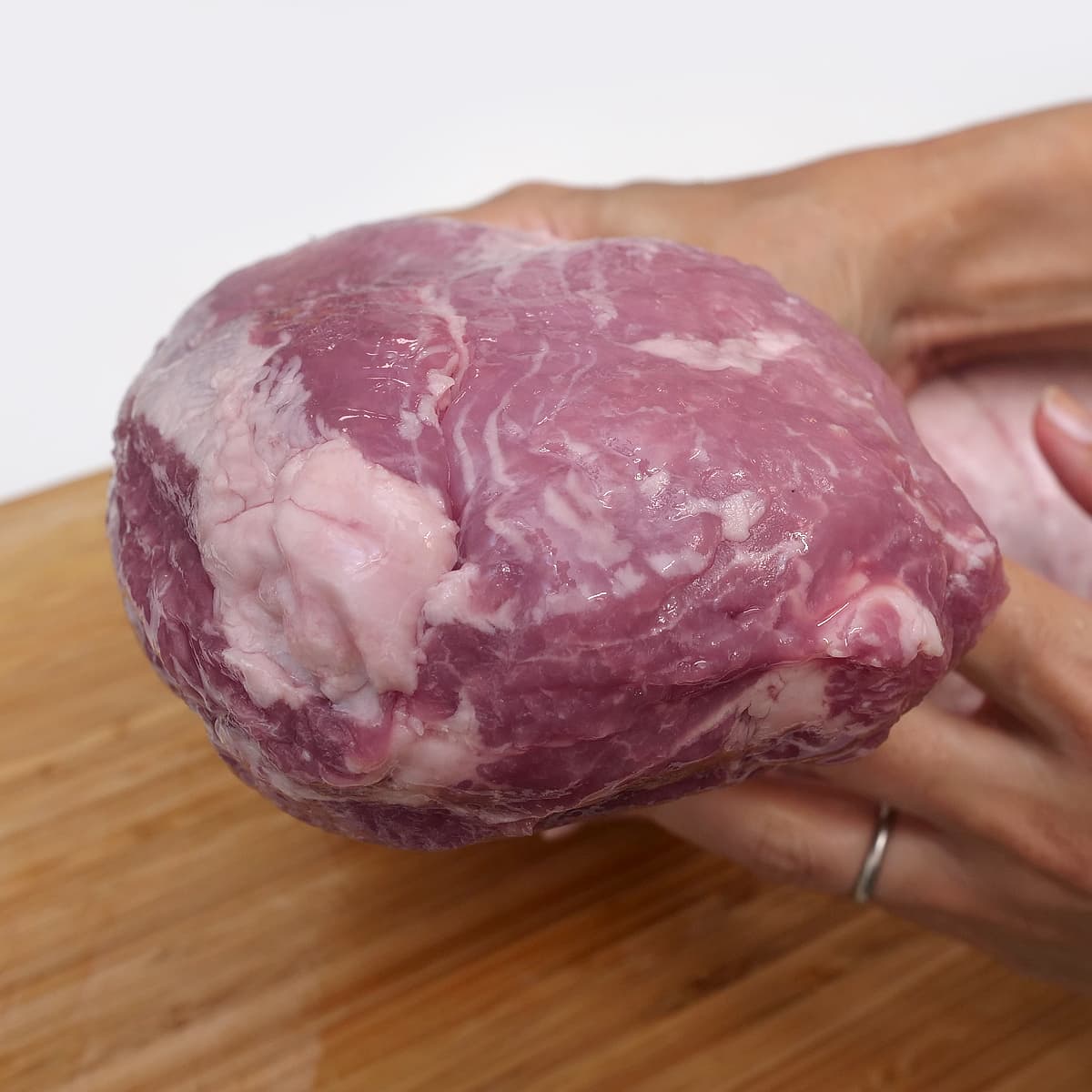 カナダ産三元豚 MMロインパック 肩ロース側の断面