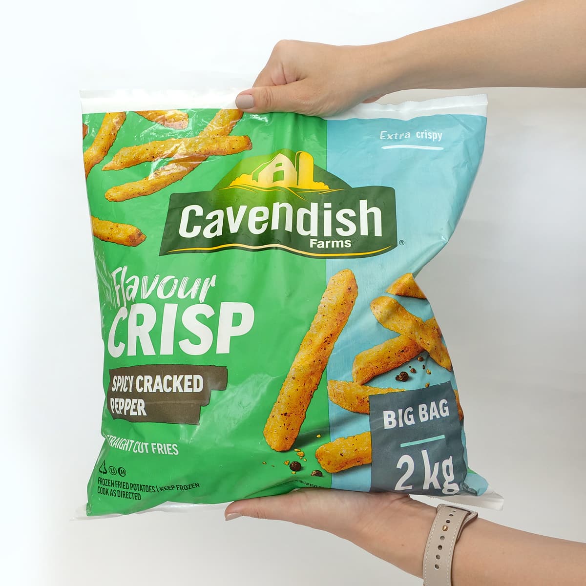 キャベンディッシュ　フレーバークリスプポテト　2kg　サイズ感（手で持った）