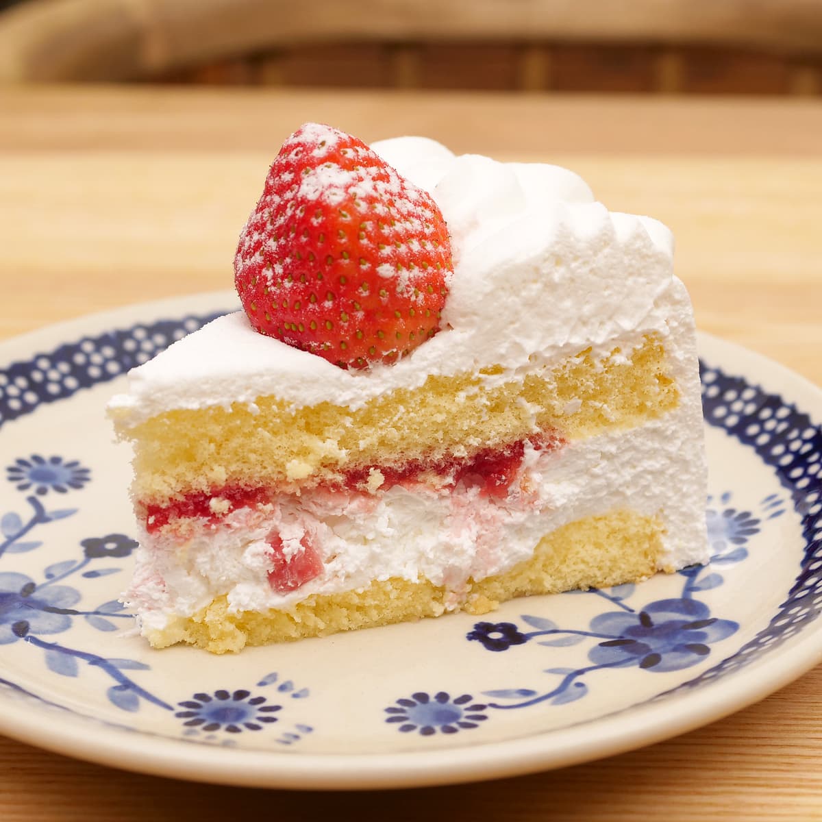 ホリデーストロベリーケーキ　6号　1カット（お皿に盛り付け）