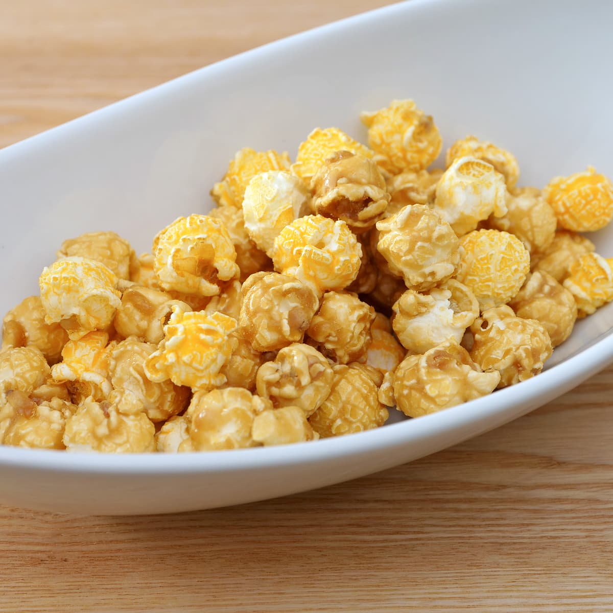 GHクレターズ ポップコーン チーズ＆キャラメルミックス　737g　器に出した