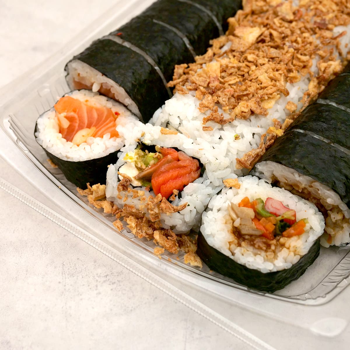 バラエティロール寿司　3種のお寿司の断面