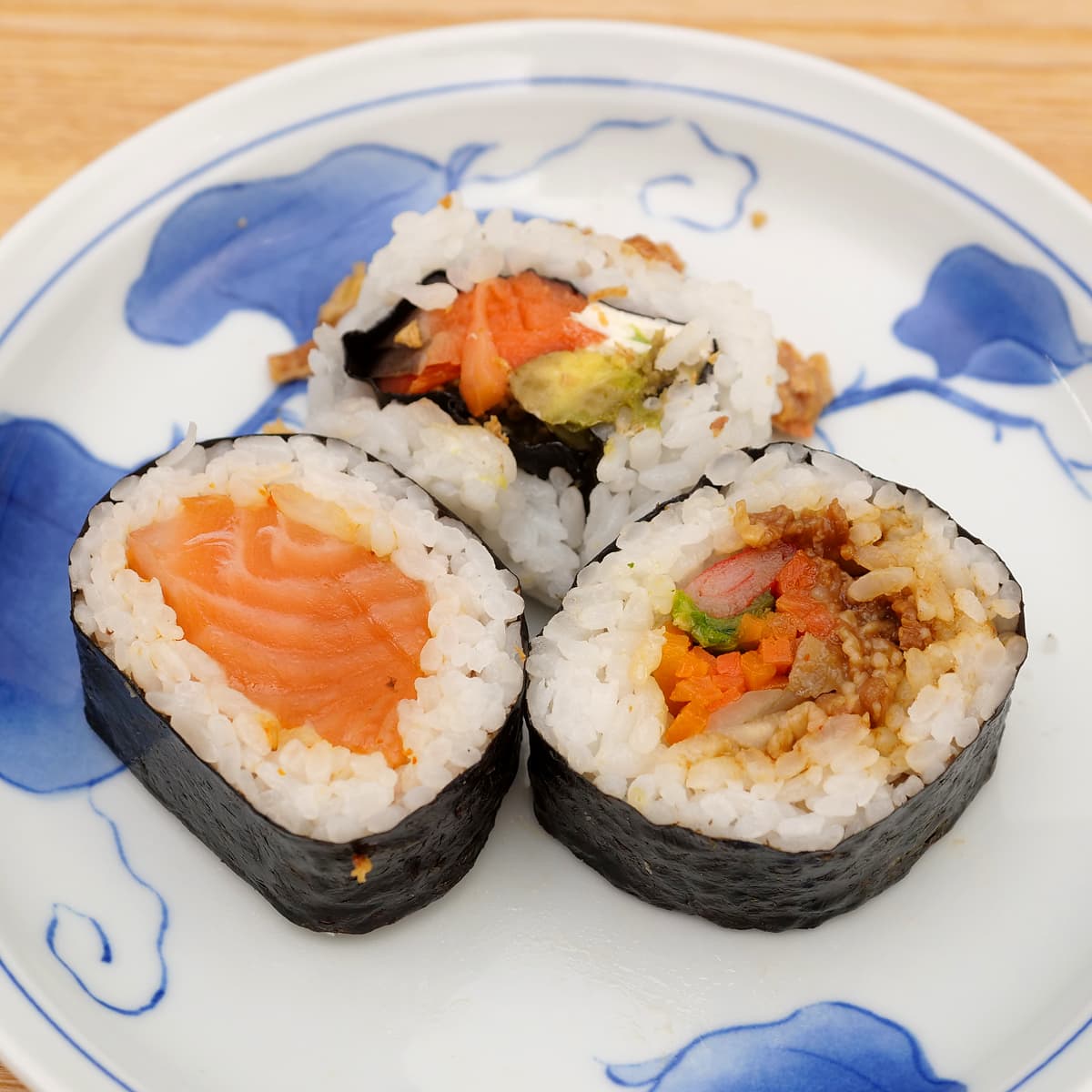 バラエティロール寿司　お皿に盛り付け（3種のお寿司）