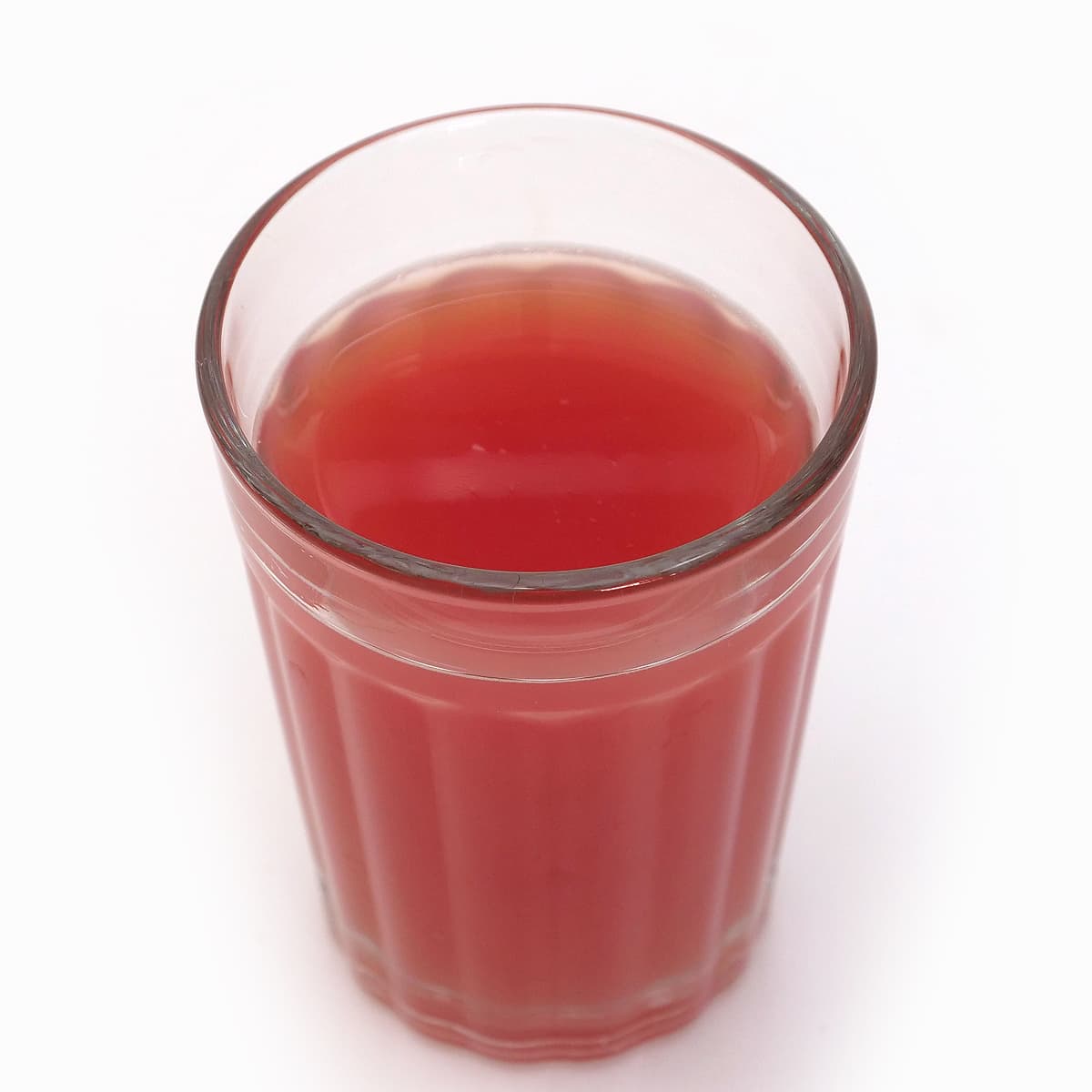 カークランドシグネチャー　ルビーレッドグレープフルーツジュース　グラスに注いだ