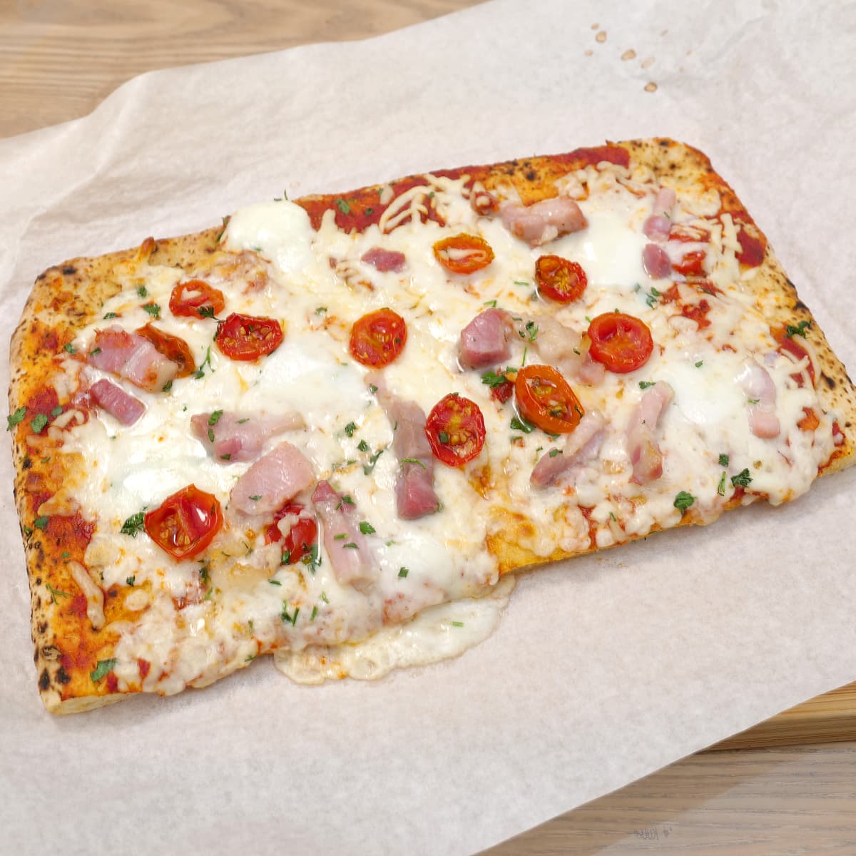 四角ピザ　パンチェッタ＆モッツァレラ　半分にカットして焼いた