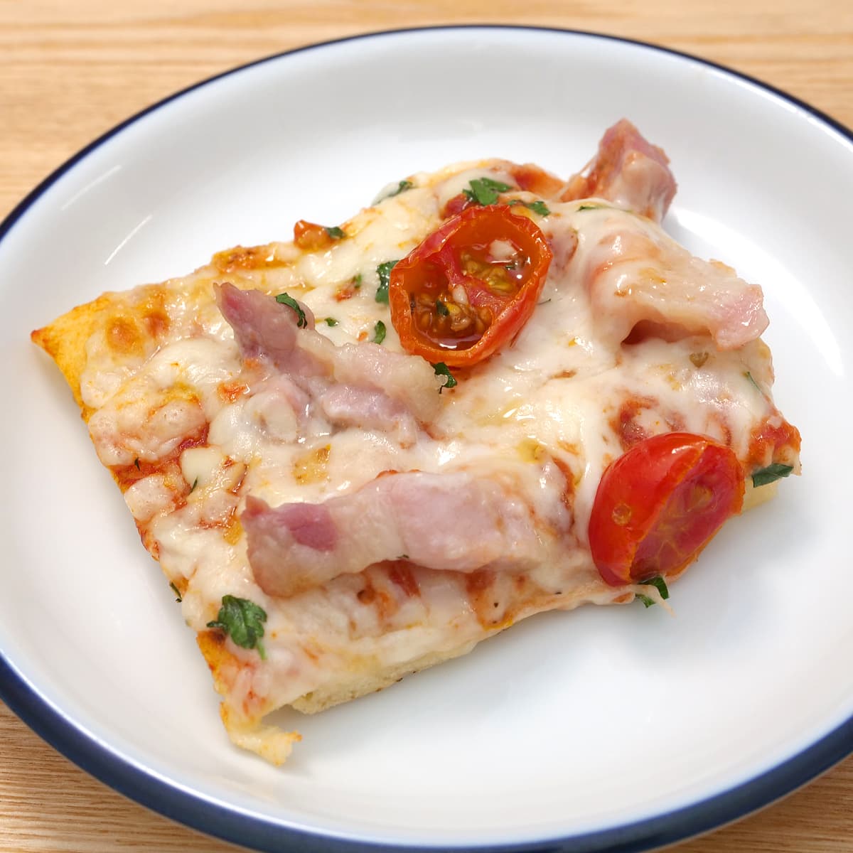 四角ピザ　パンチェッタ＆モッツァレラ　一片