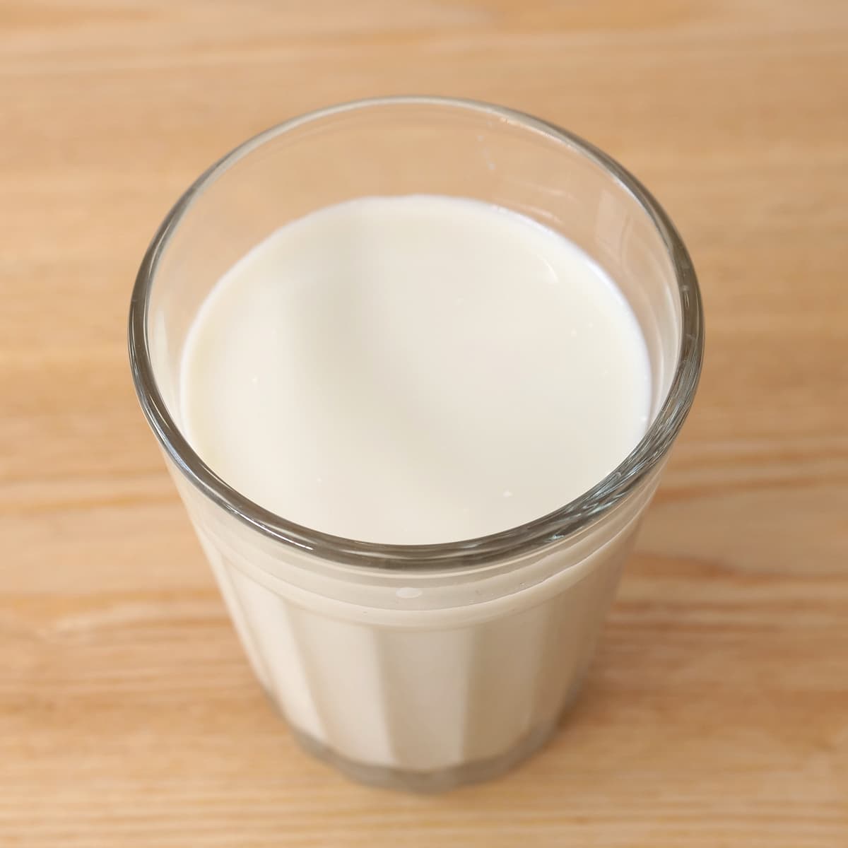 カークランドシグネチャー オーガニックオーツ飲料　946ml×6本（コストコのオーツミルク）　グラスに注いだ