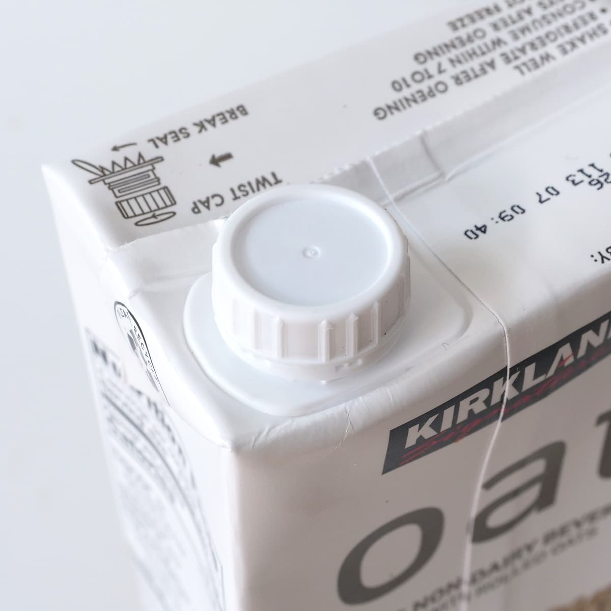 カークランドシグネチャー オーガニックオーツ飲料　946ml×6本（コストコのオーツミルク）　蓋部分のアップ