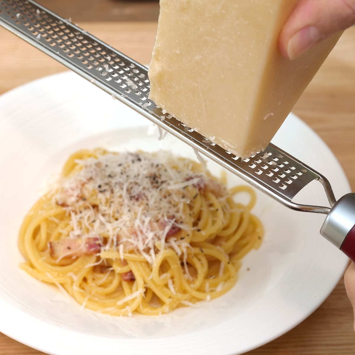 カークランドシグネチャー ペコリーノロマーノ 9か月熟成 削っている様子